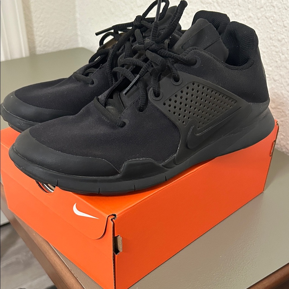 Nike big kids/youth Black Athletic Sneakers with Subtle Matte Details